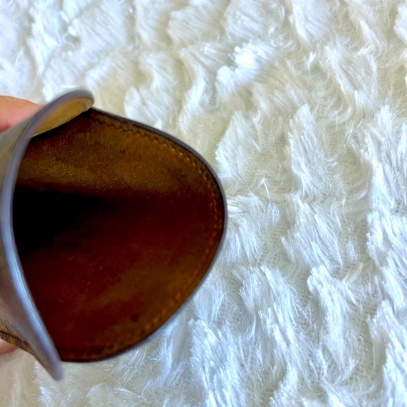 Louis Vuitton sunglass case - Picture 3 of 5